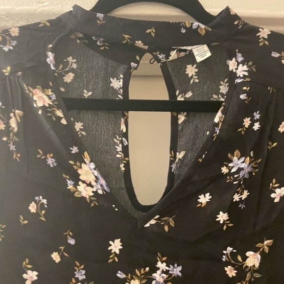 American Eagle Outfitters Black Ditsy Floral bell sleeve top size XS - Picture 3 of 8